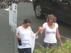 Brünette Lesbe windet sich vor extremem Orgasmus