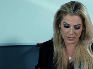 MILF ruft ihre süße Assistentin Aliya Brynn an und befiehlt ihr,