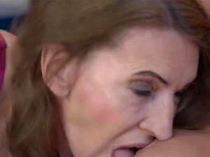 Milf-Stiefmutter greift mich mit ihrer Zunge an. Stiefmutter leckt an