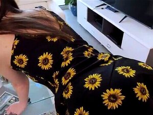 Stieftochter neckt Stiefvater, während sie das Haus putzt -