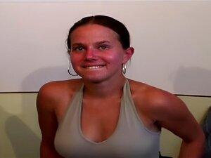  süße französische Süße mit großen natürlichen Brüsten in