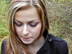 Süßes Mädchen lutscht Schwanz