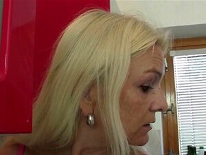 Vreemdgaande seks in de keuken met blonde stiefmoeder schoonmoeder.
