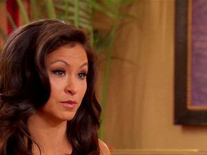 Брачни пар потписује уговор и среће