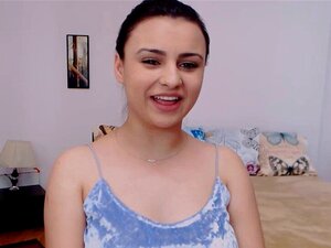 Süße brünette Schönheit zeigt geschmeidige Brüste. Diese Babe ist
