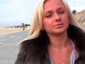 Marie lässt einen Typen in der Öffentlichkeit auf ihren Arsch