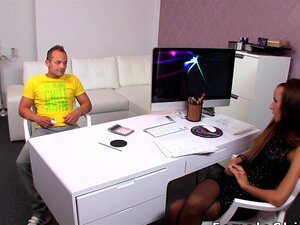 Agentin hat Casting-Interview mit nervösem Kerl, der seinen Schwanz