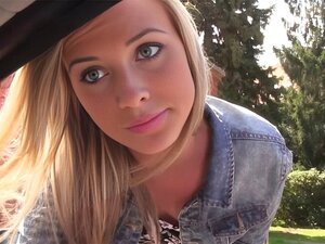 Die heiße und blonde Vinna Reed verliert ihr gesamtes Geld im Casino