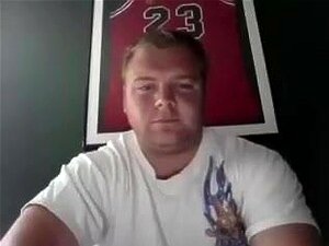 Netter Homosexueller hat Spaß im Gästezimmer und gedenkt sich vor