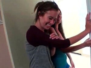 Studentinnen im Wohnheim ziehen sich auf einer Sexparty aus.