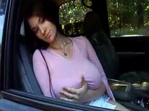 Anna Song spielt mit sich selbst im Auto