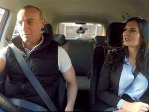 Riesentitten Milf Fahrlehrerin fickt. Fahrschüler mit großem Schwanz