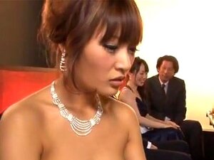 Jeder schaut zu, wie Kirara Asuka zum Abendessen gefickt wird. Ein