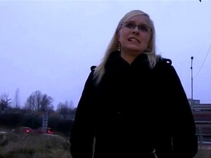 Blondine mit Brille fickt draußen in der Dämmerung