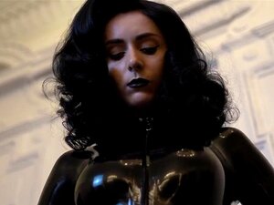 Haarige brünette Haare in einem Ebony Latex Catsuit