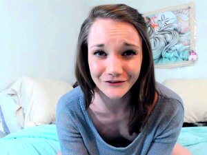 Shanel heiße brünette Süße spielt mit ihrer Muschi und einem