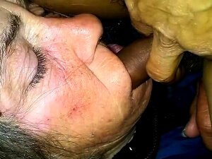 Oma mit großen Titten masturbiert ihre behaarte Oma-Muschi