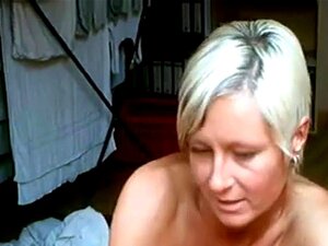 Reife blonde deutsche Frau fickt mit einem jüngeren Typen