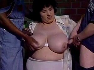 MILF baisée par deux inconnus