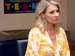 Reife Frau landet gefickt auf dem Schreibtisch des Schulleiters