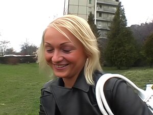 Posmatrajte kako nestašna pomoćnica Deda Mraza zavodi i uveseljava