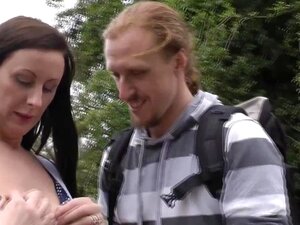 Tyylikäs englantilainen kypsä juo spermaa