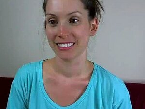 Webcam-Mädchen spielt mit einem Cumshot-Gerät und rasiert sich dann