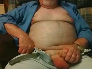 Behaarter Opa-Bär spielt mit seinem Schwanz