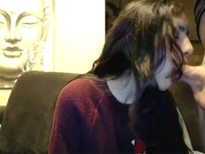 Sötnos Blowjob på Cam, Het Sötnos ger en lycklig kille en blowjob
