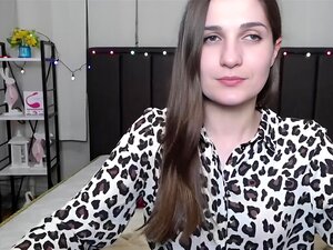 Ukrainisches babe mit kleinen Titten zieht sich vor der webcam aus