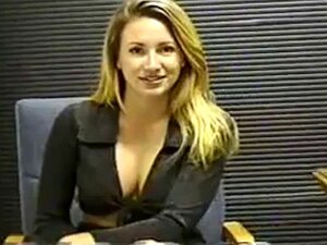 Sexy MILF strippt im Büro