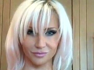 Blonde britische MILF reizt in Latex