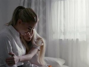 Kenzie Reeves sormettaa ja nuolee koulukaveriaan Anny Auria. Kenzie