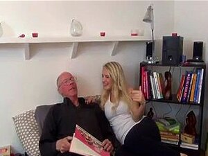 Heiße Blondine wird von einem alten Kerl durchgefickt