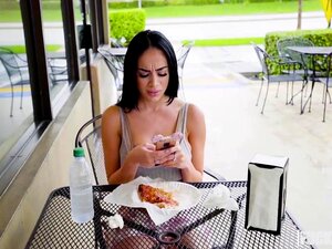 Victoria June in Latinas mit großen Titten und prallen Lippen