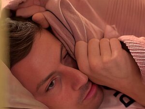 Sexy Hostel-Schlampen werden zu dritt von einem großen harten Schwanz