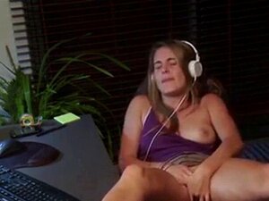 ze masturbeert terwijl ze porno kijkt 3. Ze masturbeert terwijl ZE