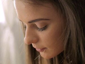 Schwarzer Schwanz steckt Lanzen in engen Arsch. Ein freches Mädchen