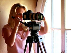 Amateur-Brünette MILF-Hausfrau Callie mit großen natürlichen Titten