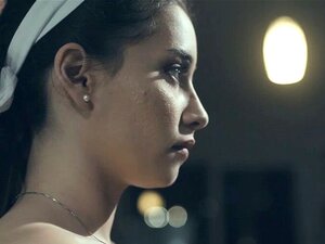 Petite süße Hausmädchen befriedigt ihren Lord mit schmutzigen