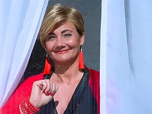 Ältere blonde Vixen kommt richtig ran, als der jüngere Typ sie