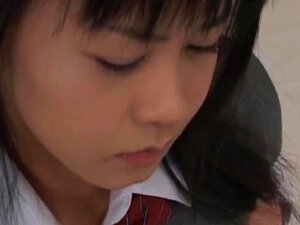 Freche Konomi Futaba sät uns, wie ihr neues gelbes Nachthemd ist.