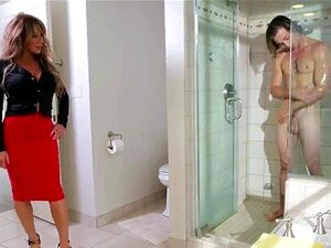 Schlampige MILF überrascht Stieftöchter Freund in der Dusche