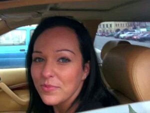 Gezogene Taxifahrer-Babe bot Bargeld an. Gezogene Taxifahrerin-Babe