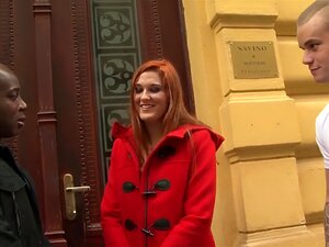 Cuckold bittet schwarzen Kerl, seine Frau anal zu ficken und zu