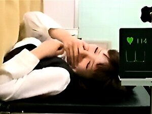 Kinky dokter grijpt de kans om zijn lul in een tie te begraven