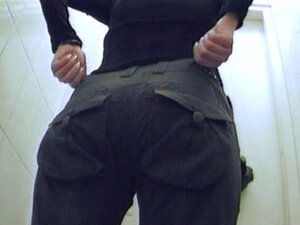 Spy2wc 41-1. Frauen pinkeln in die Toilette