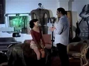 Leonie auf dem Studentenpult