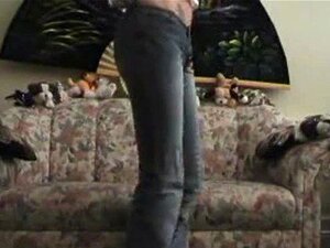 Dünne Breite masturbiert vor der Kamera