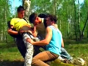 Två gay skridskoåkare teamar sin emo-kompis i skogen
